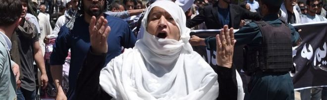 Афганские протестующие выкрикивают антиправительственные лозунги во время акции протеста против правительства