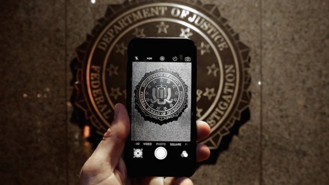 Официальная печать ФБР видна на экране камеры iPhone 23 февраля 2016 года в Вашингтоне, округ Колумбия