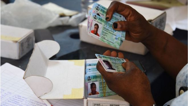 Des cartes d'électeur permanente (PVC) pour pouvoir voter.