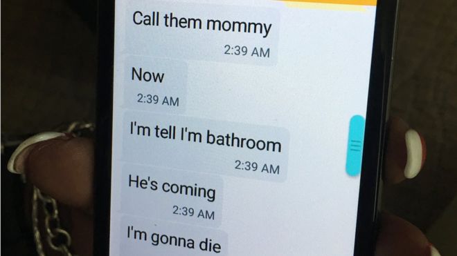 Мина Джастис показывает текстовое сообщение, которое она получила от своего сына Эдди Джастиса в ночном клубе Pulse во время смертельной стрельбы в Орландо, штат Флорида, в воскресенье, 12 июня 2016 года.