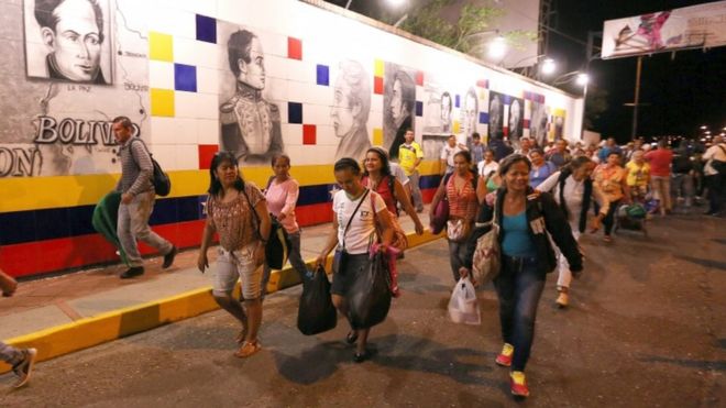 Люди, живущие в Венесуэле, начинают переход в Колумбию из города Кукута в первые часы субботы