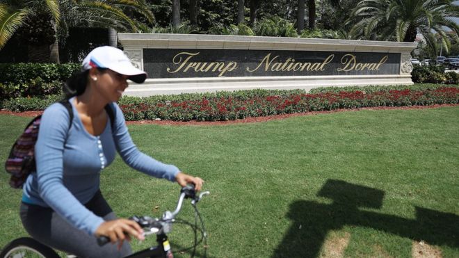 Знак с надписью Trump National Doral виден на основании поля для гольфа, принадлежавшего кандидату в президенты от республиканцев Дональду Трампу 1 июня 2016 года в Дорале, штат Флорида. Отчеты показывают, что событие PGA Tour, которое проводится на Национальном Дорале Трампа с 1961 года, направляется в Мехико в 2017 году