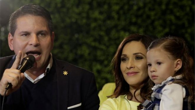 Фабрицио Альварадо, кандидат в президенты от Партии национального восстановления (PRN), беседует со своими сторонниками рядом со своей женой Лаурой Москоа и его дочерью во время митинга после президентских выборов в Коста-Рике в Сан-Хосе, Коста-Рика 4 февраля 2018 года.