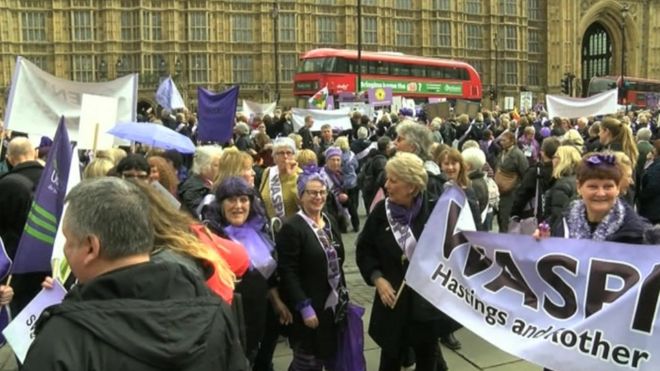 Члены WASPI протестуют в Лондоне