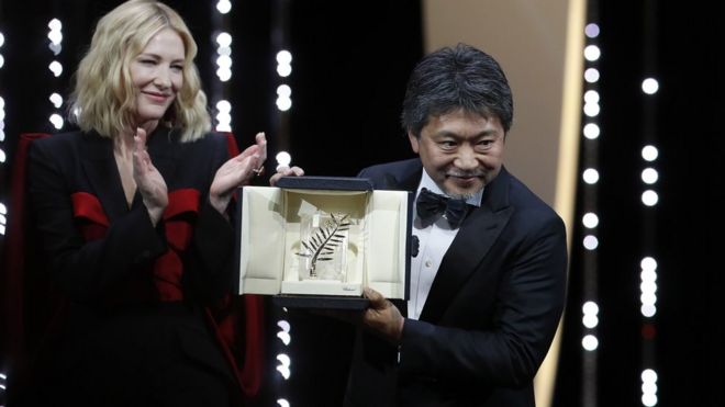 Хирозаку Коре-эда принимает «Золотую пальму» за фильм «Воры в магазинах» (Манбики Казоку) во время церемонии закрытия