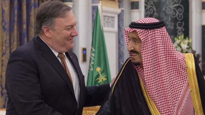 Государственный секретарь США Майк Помпео (слева) встречается с королем Саудовской Аравии Салманом в Эр-Рияде, Саудовская Аравия, 16 октября 2018 года