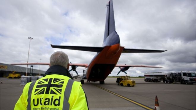 Британский помощник наблюдает за погрузкой груза в самолет в аэропорту Ист-Мидлендс, направляющийся в Ирак