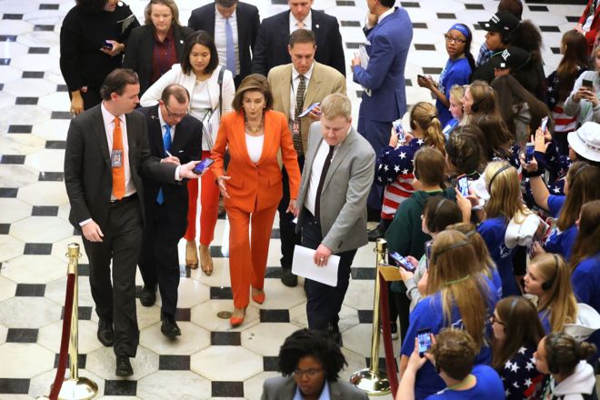 Chủ tịch Hạ viện Nancy Pelosi trong vòng vây của các nhà báo sau khi kết thúc cuộc bỏ phiếu ở Hạ viện thông qua nghị quyết, chính thức điều tra luận tội ông Trump, vào ngày 31/10 ở Washington