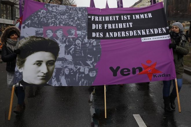 Берлинские радикальные активисты маршируют на кладбище Фридрихсфельде в ознаменование 100-й годовщины убийства Розы Люксембург и Карла Либкнехта 13 января 2019 года в Берлине, Германия.