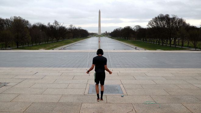 Мужчина скачет на Национальной аллее в Вашингтоне