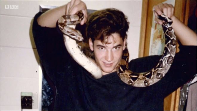 Steve con una serpiente siendo adolescente.