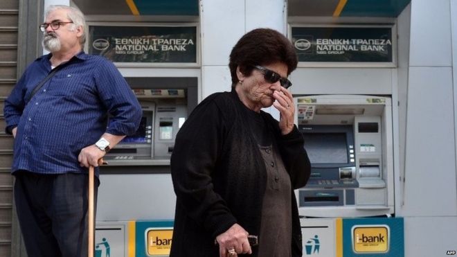 Люди ждут на банкоматах в Греции, 29 июня 2015 года