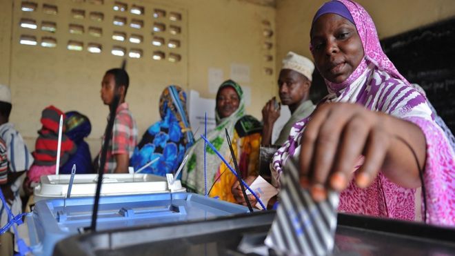 Женщина голосует на Занзибаре