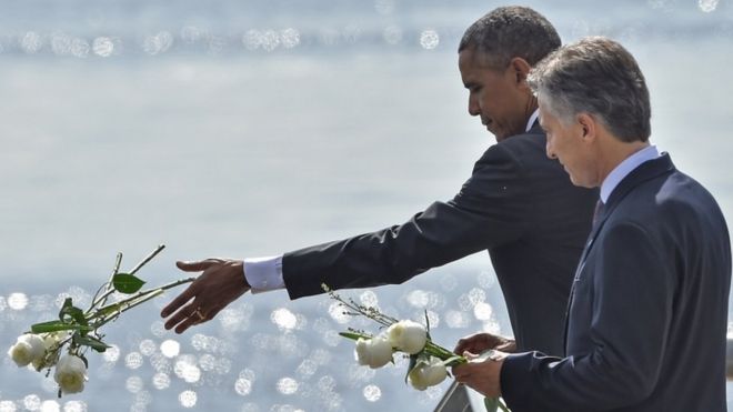 Президенты Обама и Макри бросают цветы в Ривер Плейт, чтобы почтить память жертв "грязной войны" в Аргентине.