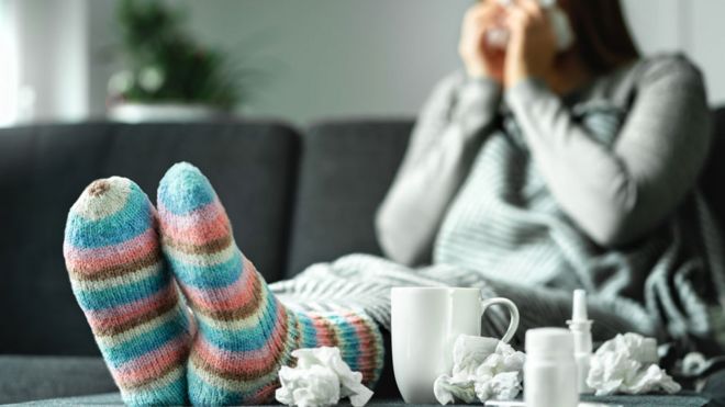 Una mujer con gripe