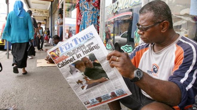 На первой странице ежедневной газеты сообщается о политической ситуации на Фиджи после переворота в 2006 году.