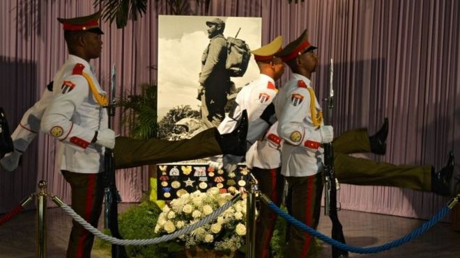 Солдаты охраняют, а люди отдают дань уважения кубинской революционной иконе Фиделю Кастро, открывающей серию мемориалов в Гаване 28 ноября 2016 года