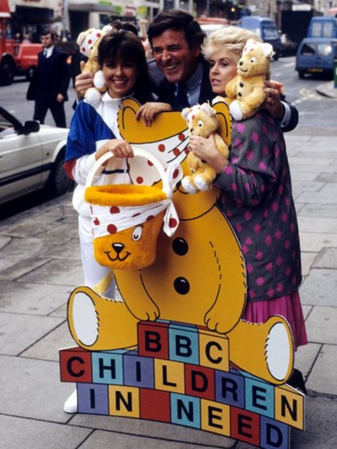 Дебби Гринвуд, Терри Воган и Глория Хуннифорд позируют для фотографии, чтобы продвинуть BBC Children In Need