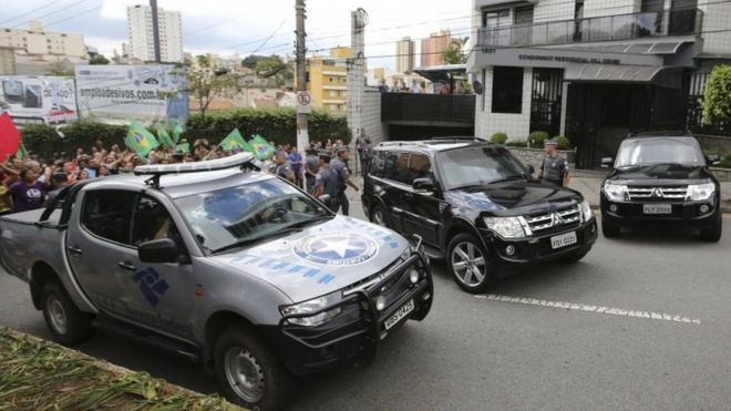 Сотрудники федеральной полиции покидают жилой дом, в котором бывший президент Бразилии Луис Инасиу Лула да Силва жил в Сан-Бернардо-ду-Кампу, Бразилия, 4 марта 2016 г.