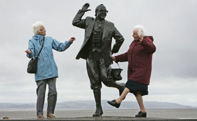пожилые люди танцуют