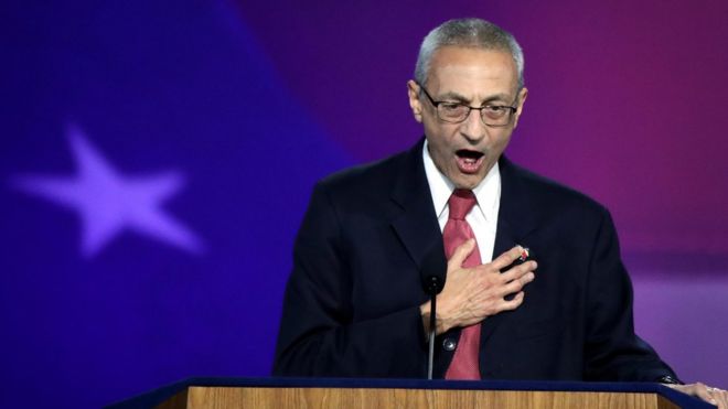 La audiencia demócrata en Nueva York esperaba escuchar el discurso de Hillary Clinton la noche del domingo, pero en su lugar su jefe de campaña John Podesta anunció que mañana harían anuncios y el evento se acabó.