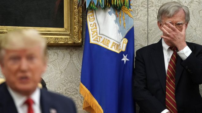 Советник Белого дома по национальной безопасности Джон Болтон слушает президента Дональда Трампа в Овальном кабинете в июле 2019 года
