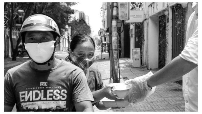 Hai vợ chồng lần đầu nhận cơm chay từ thiện từ Nhà hàng Sân Mây trên đường Nguyễn Văn Thủ Q1