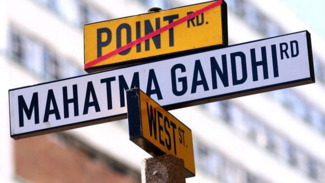 Приморский город Южной Африки борется с изменением названия. Уличный знак на старой «Пойнт-роуд и Уэст-стрит» заменяется новым «Махатма Ганди-роуд» в центре Дурбана 06 мая 2007 года.