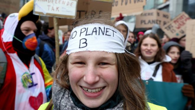 Студенты требуют неотложных мер по борьбе с изменением климата во время демонстрации в центре Брюсселя, Бельгия, 31 января 2019 года