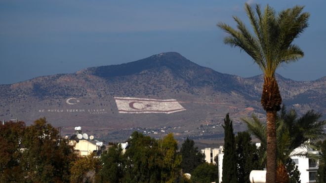 Турецкий флаг нарисован на склоне холма в Никосии, северный Кипр