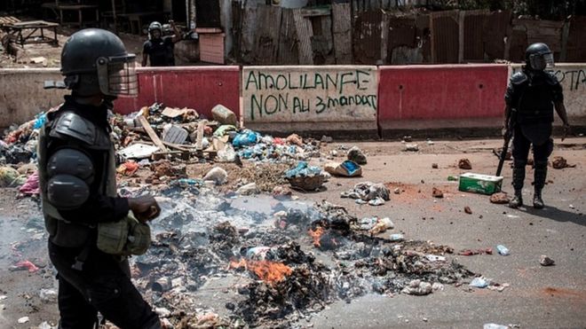 Des forces de l'ordre lors d'une manifestation violente à Conakry.