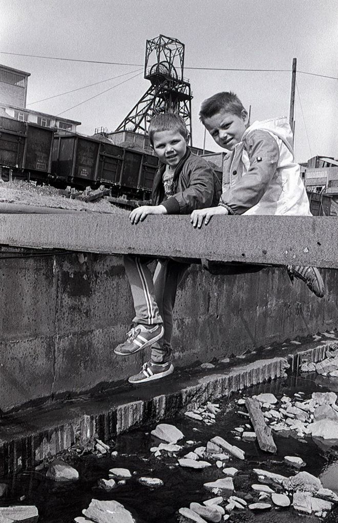 Дети играли возле шахты в начале 1980-х годов