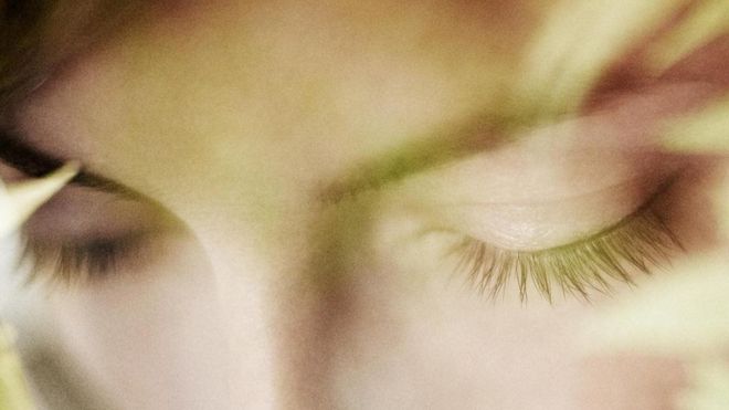 Un close-up de los ojos de una mujer