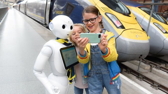 Пеппер, робот Eurostar, помогает пассажирам в путешествиях