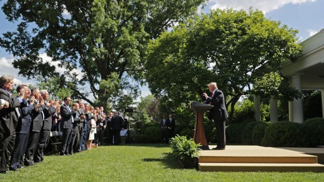 Президент Дональд Трамп получает овации, объявляя о своем решении США отказаться от Парижского соглашения о климате в Розовом саду в Белом доме 1 июня 2017 года в Вашингтоне, округ Колумбия.