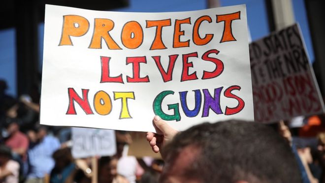 Знак протеста против насилия с применением оружия в США
