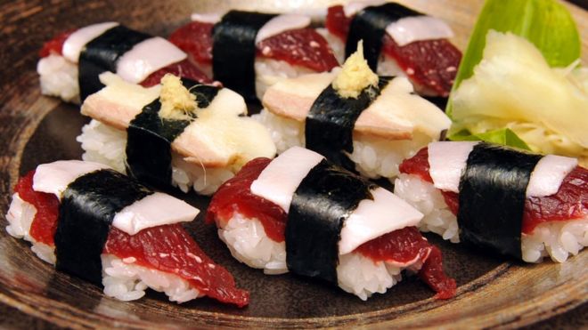 Китовые суши, приготовленные из нарезанного мясного фарша и жира,