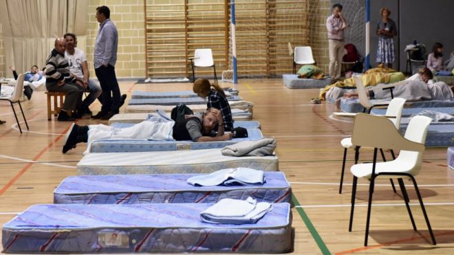 Люди готовятся провести ночь в спортивном центре Manacor's Miguel Angel Nadal после того, как они были эвакуированы из-за внезапного наводнения на Сан-Льорене, Майорка, 9 октября 2018 года