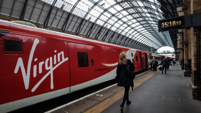 Поезд Virgin Trains на восточном побережье на станции Кингс-Кросс