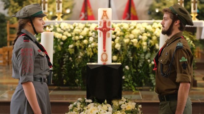Скауты стоят у урны Павла Адамовича перед его похоронами в церкви Святой Марии в Гданьске, Польша, 19 января 2019 года