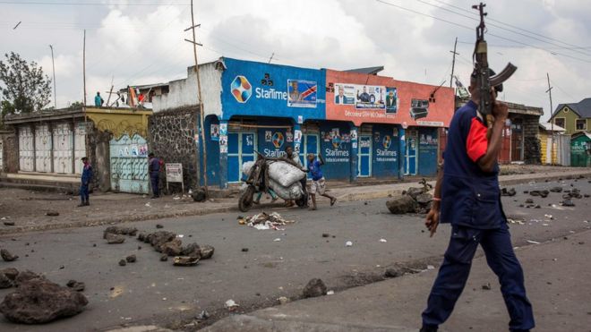 Конголезская национальная полиция патрулирует улицу 28 декабря 2018 года в Маженго в Гоме, провинция Северная Киву, где голосование по выборам президента было отложено до марта