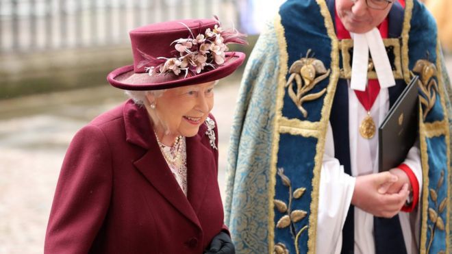 Королева прибывает в Вестминстерское аббатство