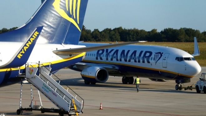 Самолеты Ryanair на взлетно-посадочной полосе