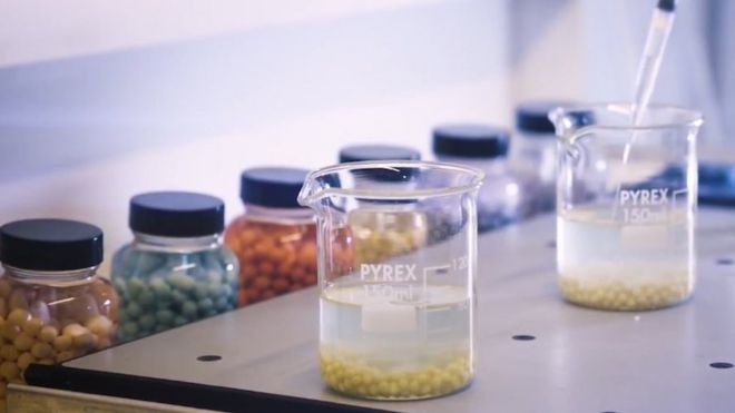 Стаканы Pyrex с полимерными шариками в лаборатории