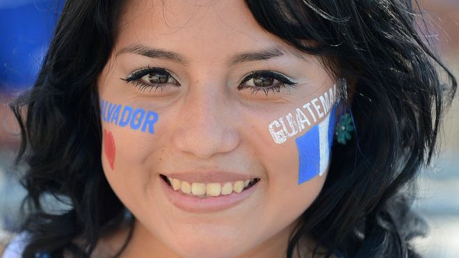 Fútbol fan en partido amistoso entre Guatemala y El Salvador.