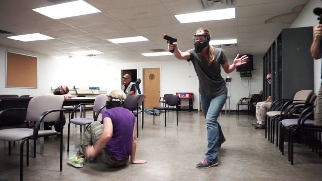 Учителя принимают участие в тренинге по обезвреживанию стрелка, Колорадо