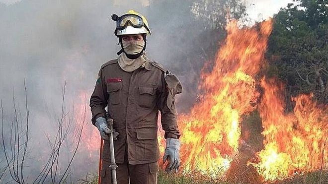 Bombero frente al fuego en el Amazonas en Brasil.