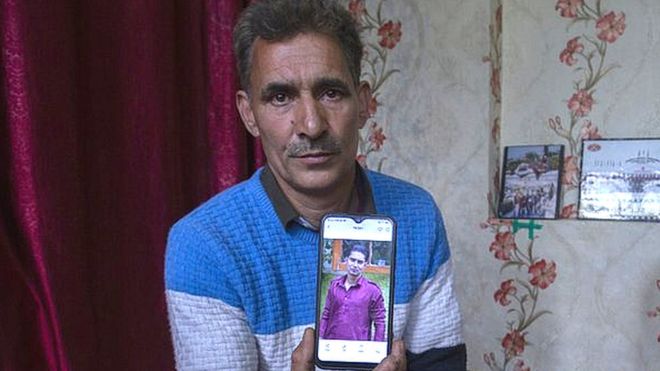 मंज़ूर अहमद पिछले नौ महीने से अपने लापता बेटे को ढूंढ रहे हैं.