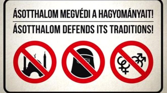 Letrero en Asotthalom que prohíbe las mezquitas, los velos islámicos y las demostraciones de afecto públicas entre homosexuales.