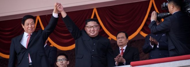 Лидер Северной Кореи Ким Чен Ун (в центре R) машет рукой председателю Постоянного комитета Всекитайского собрания народных представителей Китая Ли Чжаньшу